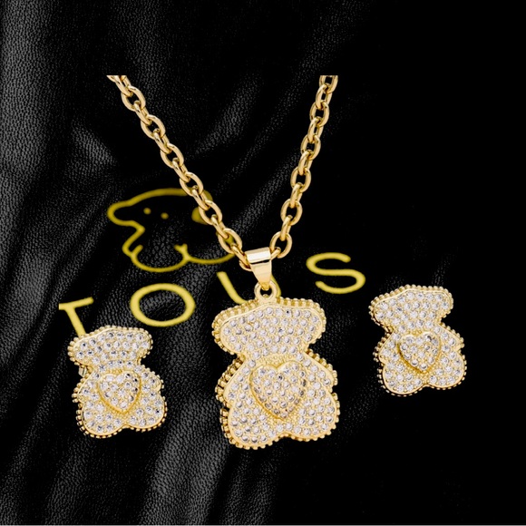 Accessories - Earrings & necklace set.